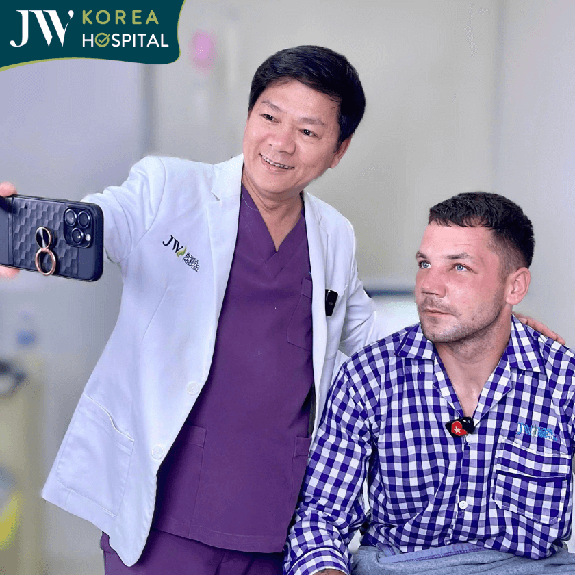 Bác sĩ Tú Dung chụp hình cùng khách nước ngoài