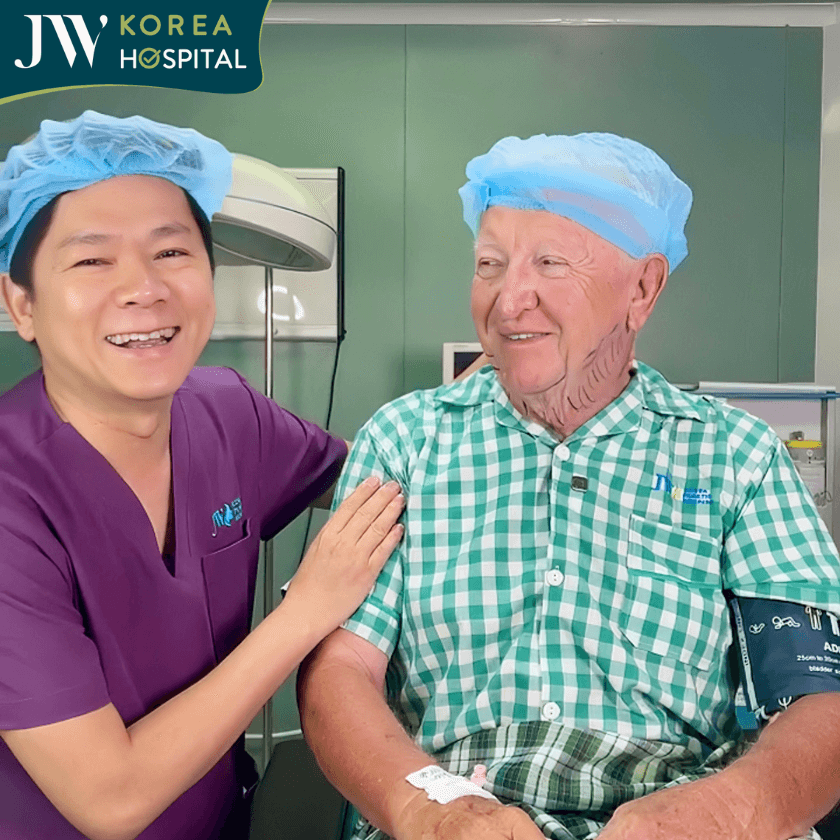 Bác sĩ Tú Dung chụp ảnh kỷ niệm trước khi phẫu thuật cùng vị khách nước ngoài