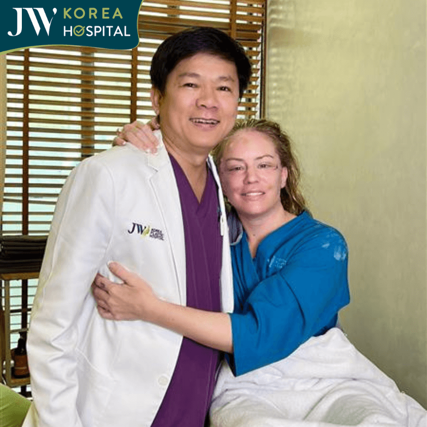 Bác sĩ Tú Dung chụp hình cùng khách hàng nước ngoài