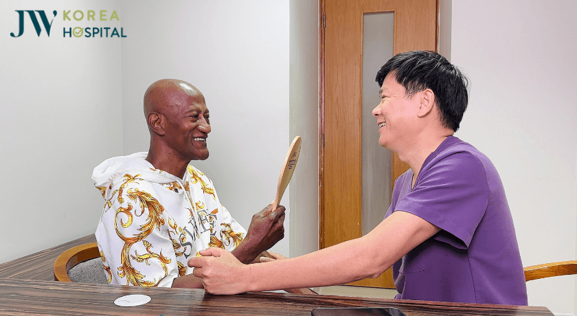 Bác sĩ Tú Dung chụp tư vấn cho khách nước ngoài