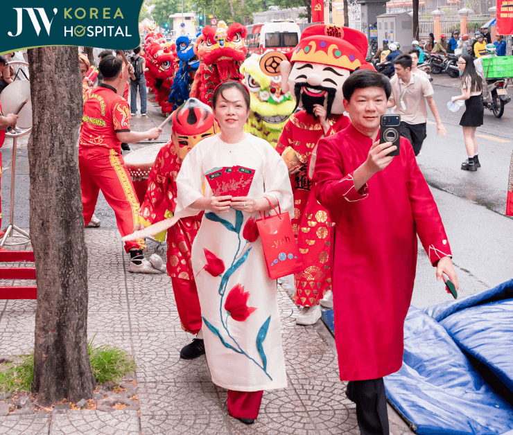 Bác sĩ Tú Dung dẫn đoàn lân hướng về Bệnh viện JW