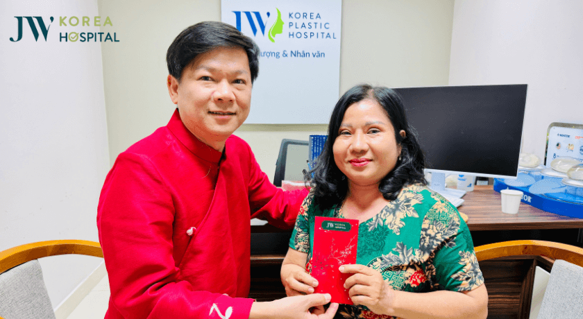 Bác sĩ Tú Dung lì xì mở vận làm đẹp cho chị em đến JW xông đất