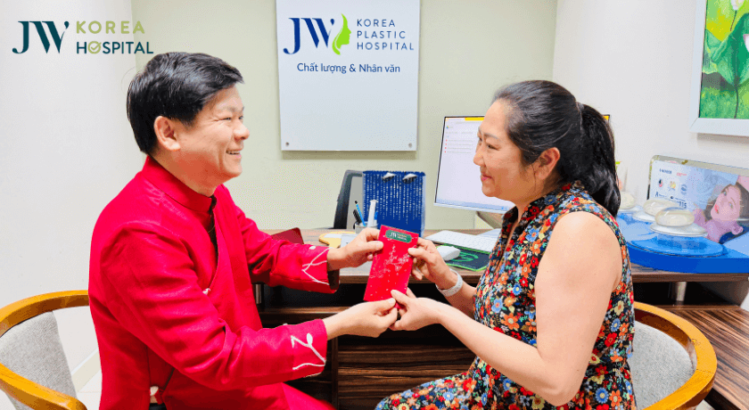 Bác sĩ Tú Dung lì xì khách hàng nhân dịp khai xuân Mùng 7 Tết