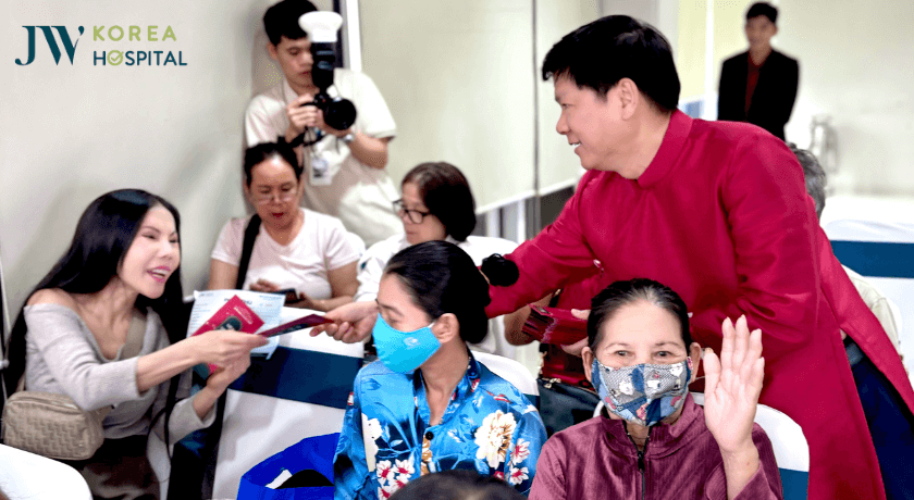 Bác sĩ Tú Dung lì xì chị em đến xông đất làm đẹp Khai xuân 2026