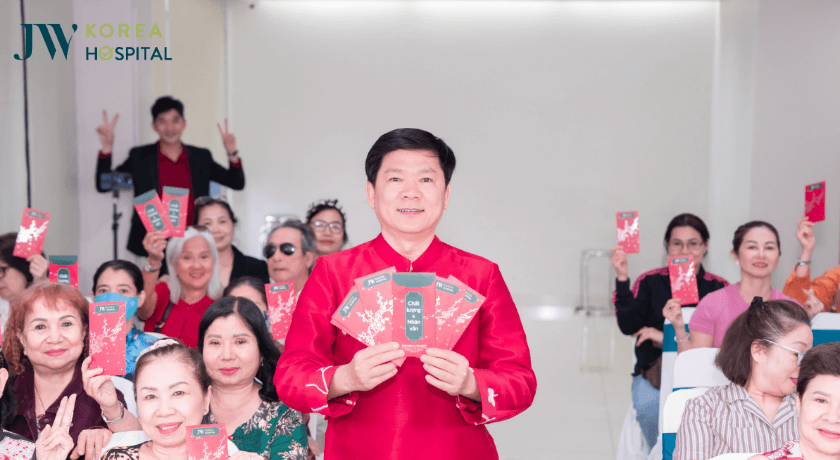 Bác sĩ Tú Dung lì xì khách hàng tham dự bốc thăm