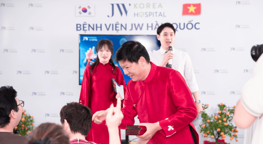 Bác sĩ Tú Dung lì xì khach hàng đến tham dự sự kiện