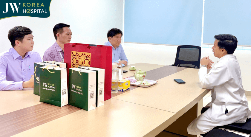 Bác sĩ Tú Dung nói chuyện trao đổi cùng Bác sĩ CKII Trần Văn Sóng - Giám Đốc Bệnh viện 115