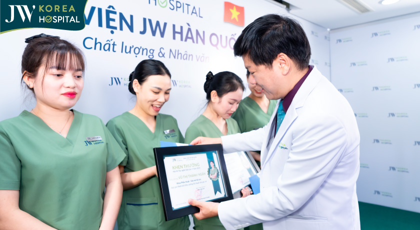 Bác sĩ Tú Dung trao bằng khen cho cá nhân xuất sắc trong hội thi Tay nghề giỏi