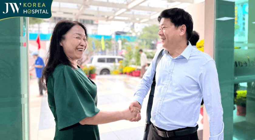 Bác sĩ Tú Dung và Bác sĩ CKII Ngô Thị Cẩm Hoa - Phó Giám Đốc Bệnh viện 115