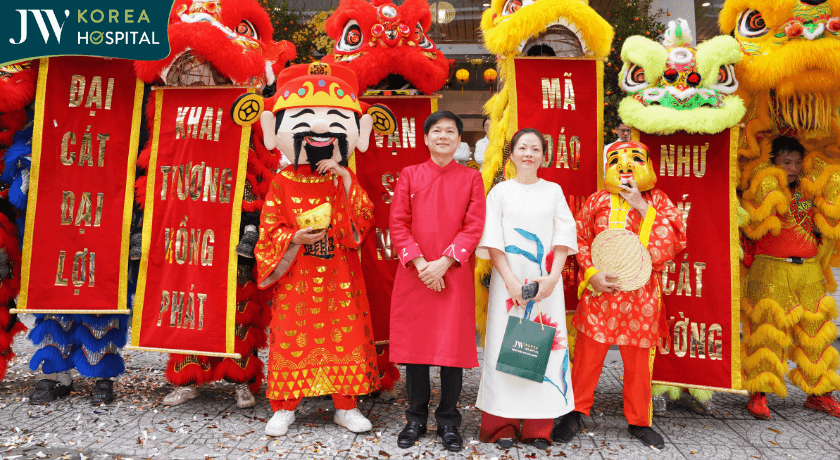 ban giám đốc chụp hình cùng đoàn lân