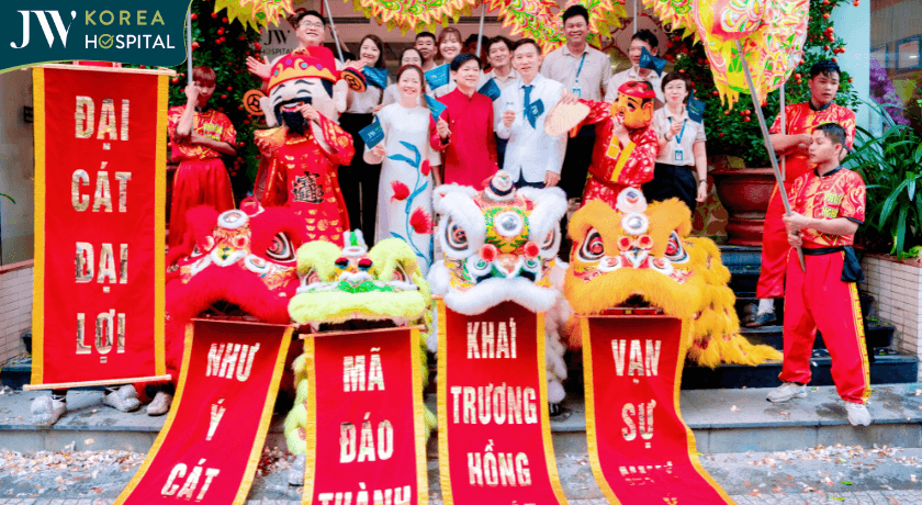 ban giám đốc và đoàn lân chụp kết thúc trước sảnh bệnh viện