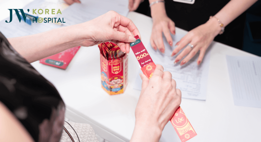 Khách hàng bốc quẻ đầu năm tại JW nhận ưu đãi