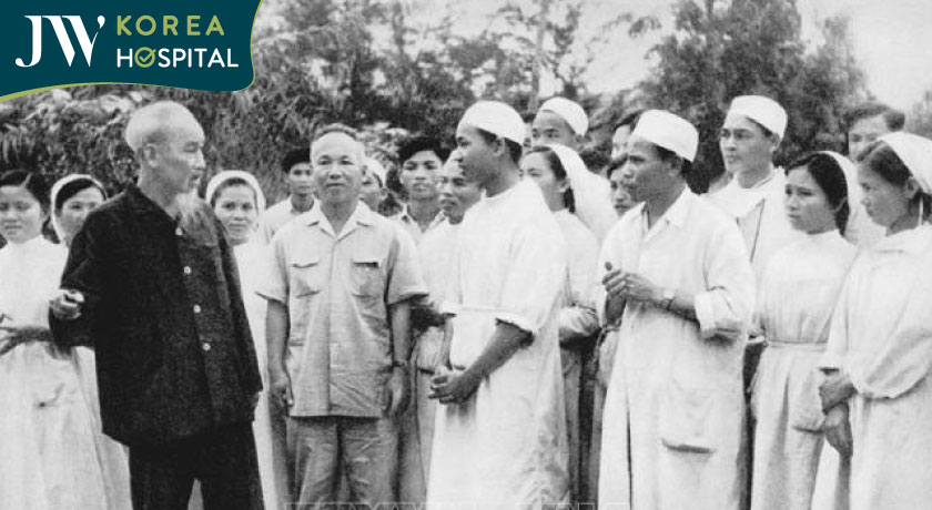 Chủ tịch Hồ Chí Minh thăm hỏi đội ngũ y bác sĩ nhân ngày Thầy thuốc Việt Nam