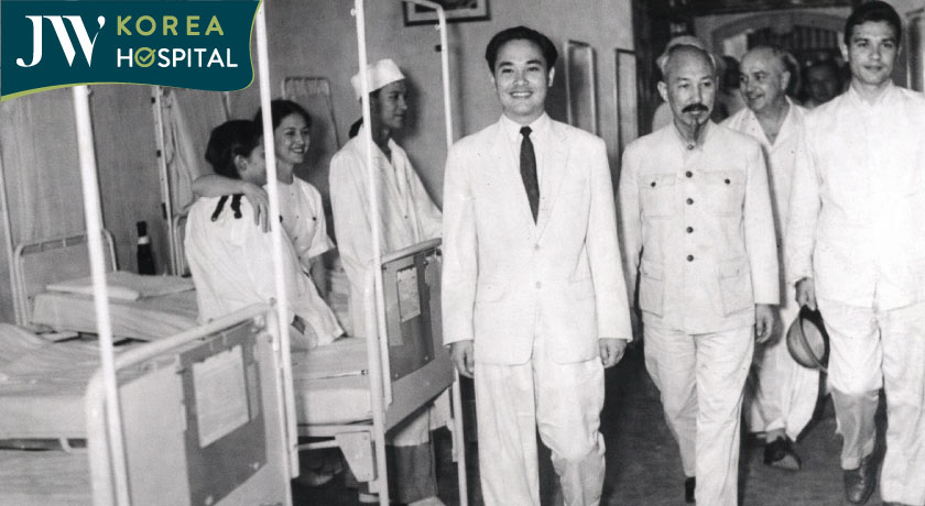 Chủ tịch Hồ Chí Minh trực tiếp đi thăm hỏi đội ngũ y bác sĩ