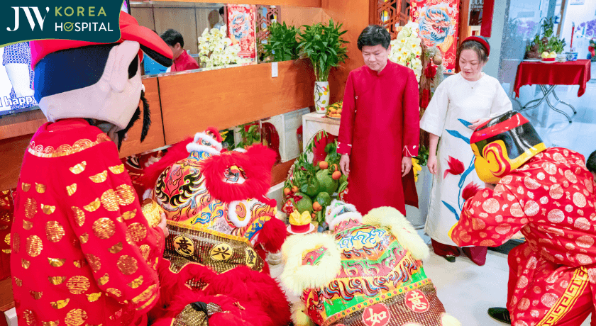 Đoàn lân lạy bái ông thần tài Bệnh viện JW