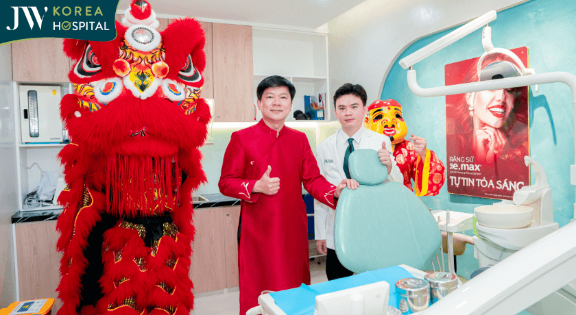 Đoàn lân và bác sĩ Tú Dung xông đất khu vực khoa Răng Hàm Mặt