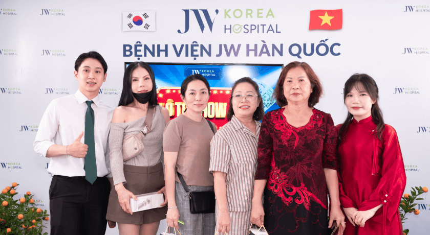 khách hàng đến tham dự bốc thăm trúng thưởng tại Bệnh viện JW