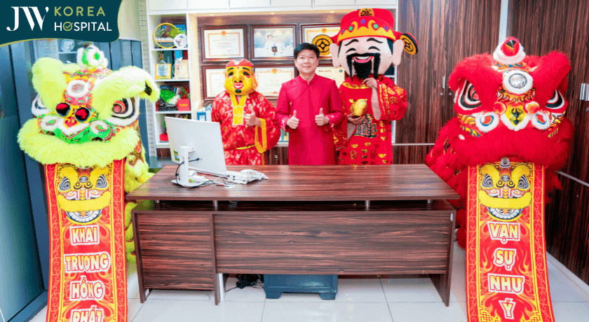 Lân, thần tài ông địa xông đất phòng ban giám đốc đầu năm