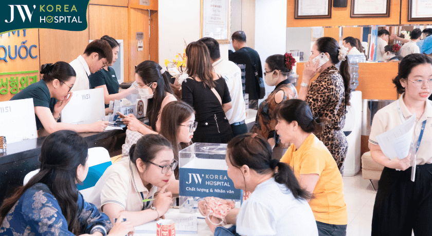 Khách hàng đông đúc đã có mặt tại Bệnh viện JW từ rất sớm