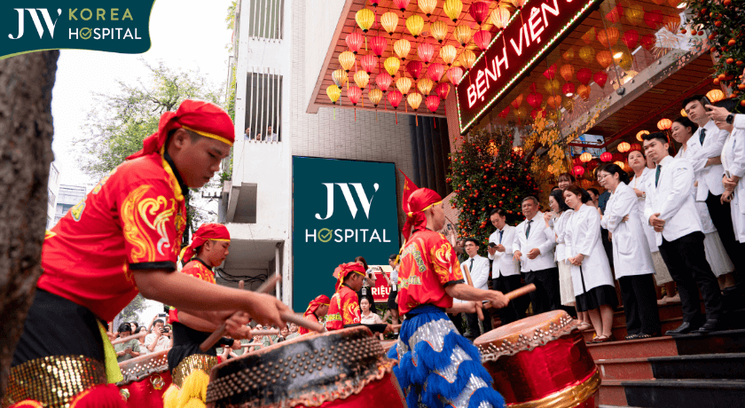 Trống múa lân tại Bệnh viện JW sáng ngày vía thần tài