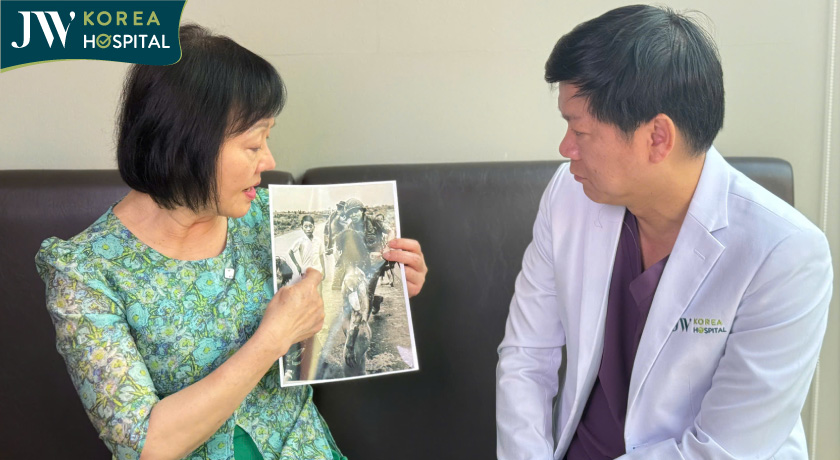 Bác sĩ Tú Dung lắng nghe câu chuyện chiến tranh lịch sử của bà Phan Thị Kim Phúc 