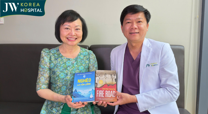 Bác sĩ Tú Dung chụp hình cùng bà Phan Thị Kim Phúc