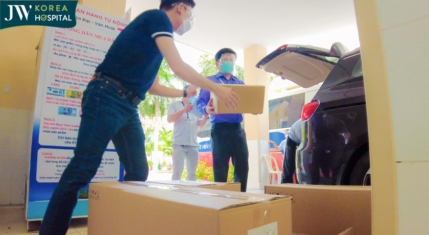 Bác sĩ Tú Dung tận tay trao 15 máy bơm tự động hỗ trợ cho Bệnh viện Chợ Rẫy khi Covid-19 bùng phát mạnh