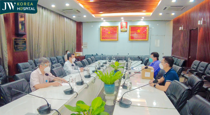 Bác sĩ Tú Dung đại diện Bệnh viện JW trao 15 máy bơm tự động cho bệnh viện Chơ Rẫy hỗ trợ bệnh nhân khó khăn khi dịch Covid-19 bùng phát