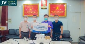 Khi dịch Covid-19 bùng phát mạnh, Bệnh viện JW cùng bác sĩ Tú Dung đã trao 15 máy bơm tự động hỗ trợ bệnh nhân khó khăn tại Bệnh viện Chợ Rẫy
