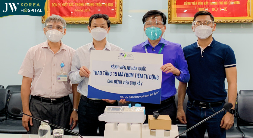 Bác sĩ Tú Dung và Bệnh viện JW hỗ trợ 15 máy bơm tự động cho Bệnh viện Chợ Rẫy khi dịch Covid-19 bùng phát