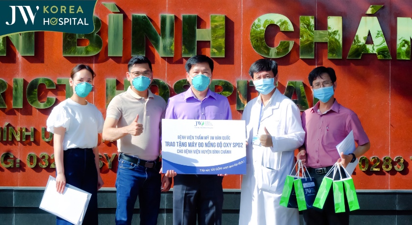 Bác sĩ Tú Dung trao tặng máy đo nồng độ oxy SP02 cho bệnh viện Bình Chánh trong thời gian chống dịch 