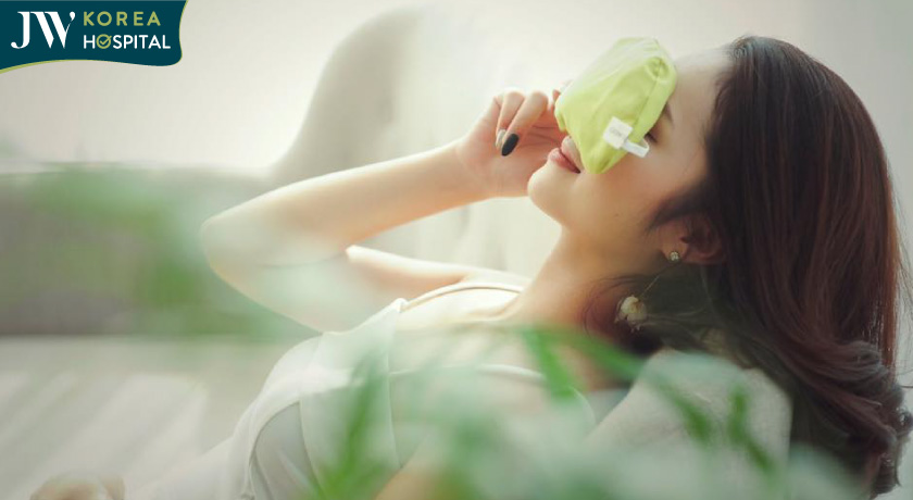 Điều nên làm sau khi phẫu thuật mắt - chườm lạnh giảm sưng
