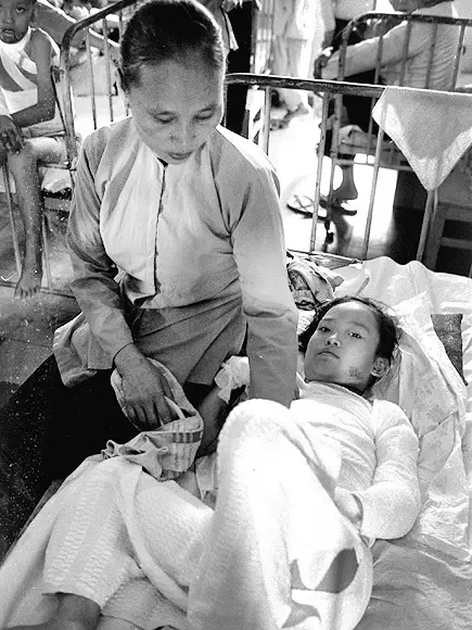 cô bé Napalm điều trị tại Bệnh viện