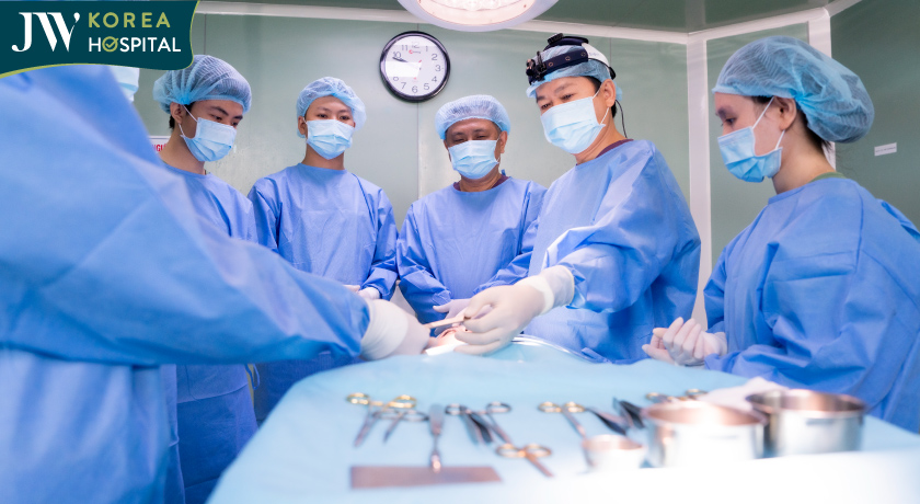 Các bác sĩ tại Bệnh viện JW Hàn Quốc phẫu thuật thẩm mỹ