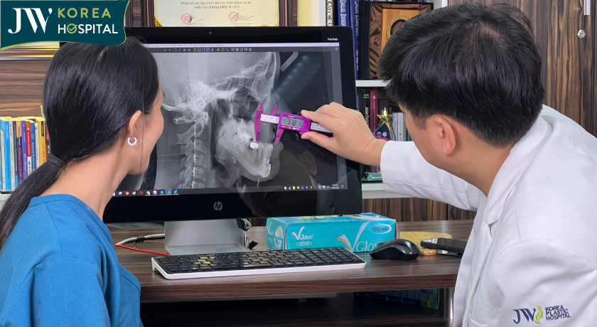 Bác sĩ dựa trên kết quả X Quang để lập phác đồ điều trị