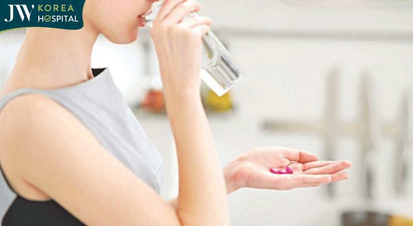 Uống thuốc điều trị bướu cổ