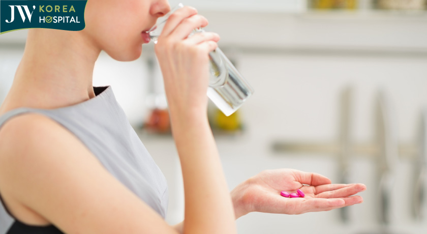 Uống thuốc theo chỉ định bác sĩ sau khi phẫu thuật