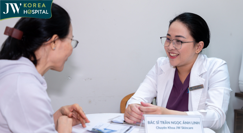 Bác sĩ chuyên khoa trực tiếp tư vấn và xây dựng phác đồ điều trị cho từng tình trạng da của khách hàng