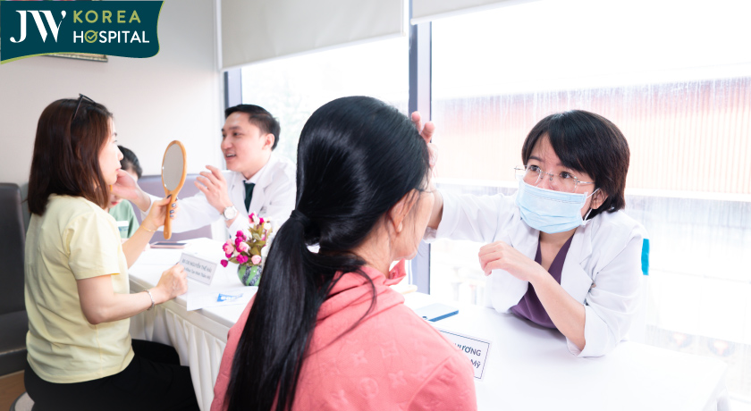 Bác sĩ chuyên khoa trực tiếp tư vấn và thăm khám cho khách hàng tham dự sự kiện tại JW 