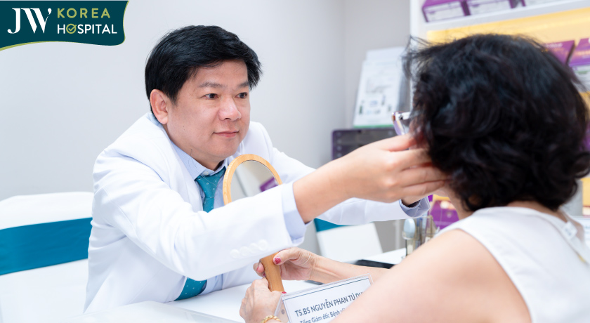 Bác sĩ Tú Dung trực tiếp thăm khám và tư vấn khách hàng 