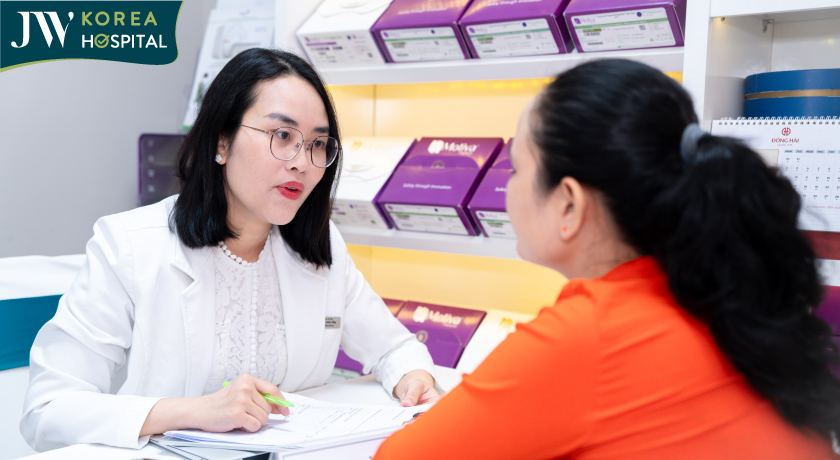 Khách hàng được bác sĩ chuyên khoa trực tiếp thăm khám