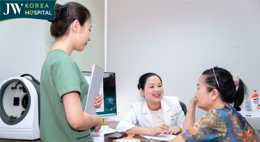 Khách hàng được bác sĩ chuyên khoa thăm khám và tư vấn kỹ lưỡng tại sự kiện thẩm mỹ 0 đồng tại Bệnh viện JW