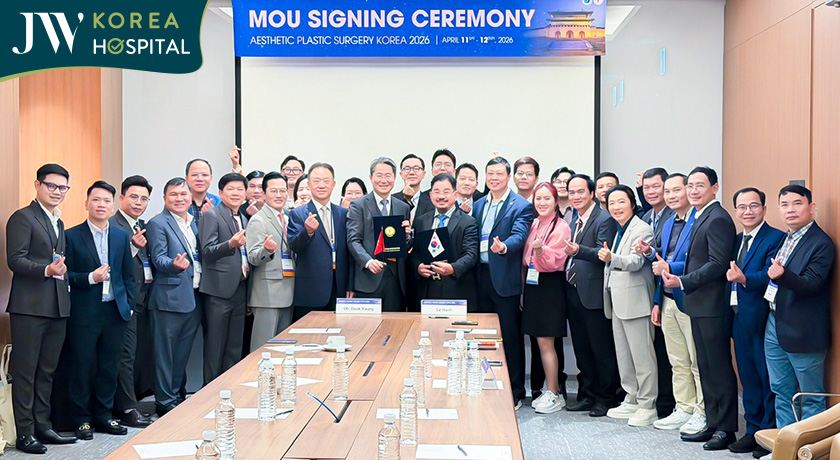 Bác sĩ Tú Dung chụp hình cùng nhiều chuyên gia, bác sĩ quốc tế