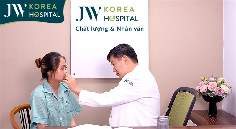 Bác sĩ Tú Dung khám chữa bệnh cho bệnh nhân