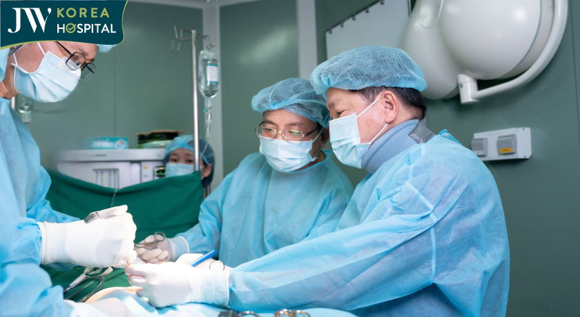 Bác sĩ Tú Dung và ê kíp JW căng thẳng trong ca mổ áp xe nhiễm trùng vòng 3 sau độn mông