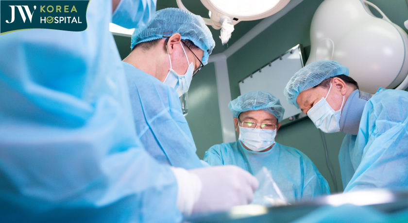 Bác sĩ Tú Dung và ê kíp JW trải qua ca phẫu thuật căng thẳng kéo dài hơn 4 tiếng