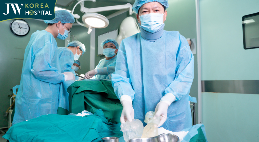 Bác sĩ Tú Dung và ê kíp bác sĩ bệnh viện JW giật mình với 2 túi độn mông bị vỡ nát của bệnh nhân