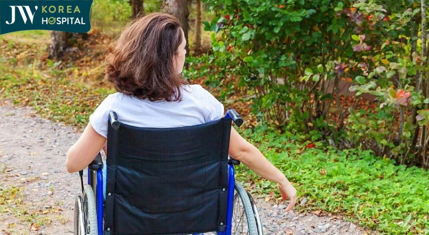 Cô gái khuyết tật chân lạc quan yêu đời