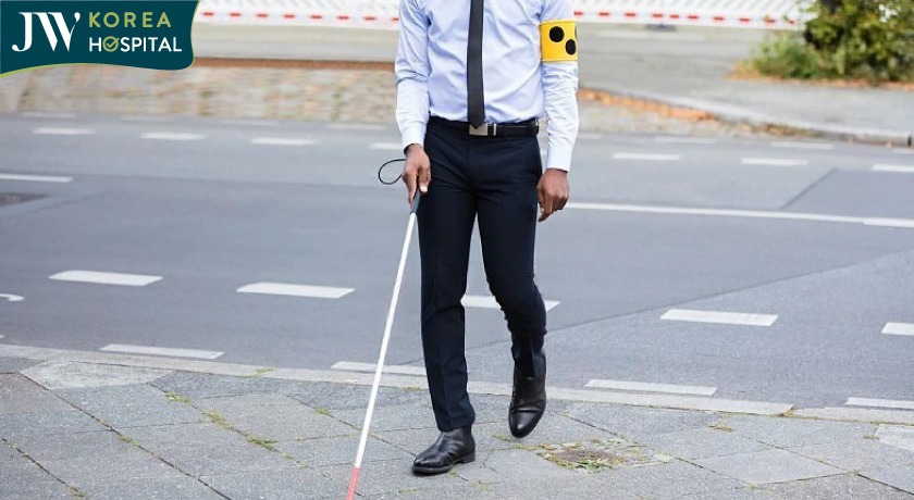 Người mù lòa dùng gậy để dò đường 