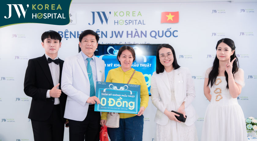 Bác sĩ Tú Dung chụp hình cùng khách hàng may mắn trúng giải thưởng